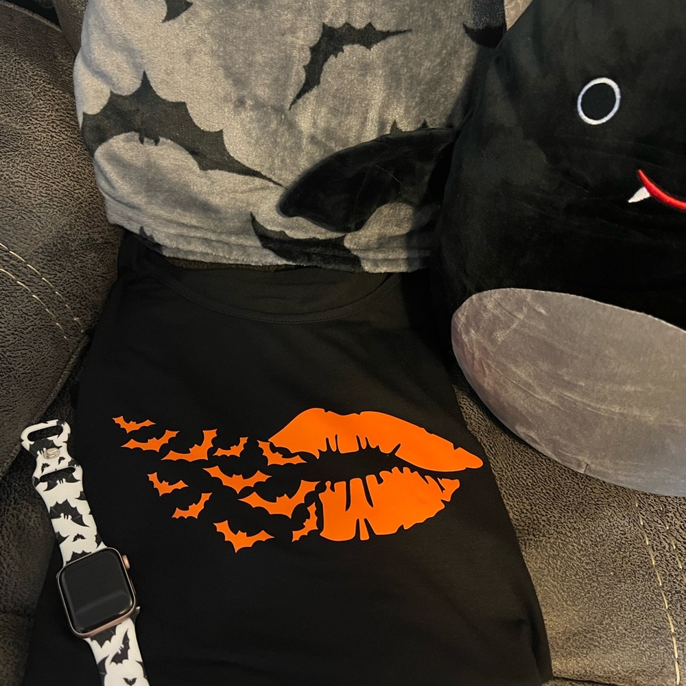 Halloween bat lips shirt!